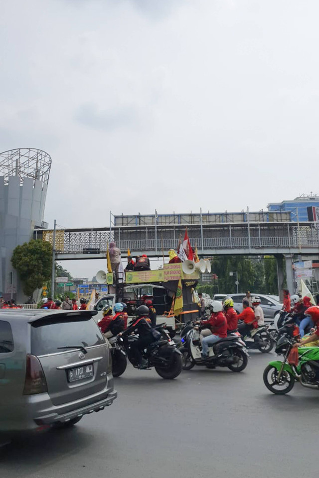 Buruh menutup persimpangan Jalan Ahmad Yani, Bekasi Barat. Foto: Dok. kumparan