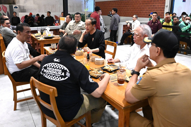Presiden Joko Widodo berbincang saat makan Mie Gacoan di Kota Mataram, Selasa (30/42024). Foto: Kris/Biro Pers Sekretariat Presiden