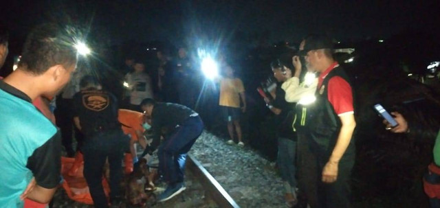 Pria ditemukan tewas diduga tertabrak kereta api Babaranjang di bawah flyover Unila, Jalan Marga Anak Tuha, Kelurahan Rajabasa Raya, Rajabasa, Bandar Lampung. | Foto: Dok istimewa