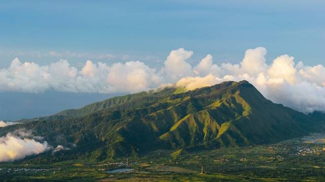 Bukit di Lombok. Sumber: Unsplash/Fahrul Razi