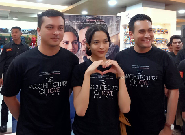 Para pemeran film The Architecture of Love saat jumpa pers di Surabaya, Selasa (30/4) sore. Foto: Masruroh/Basra