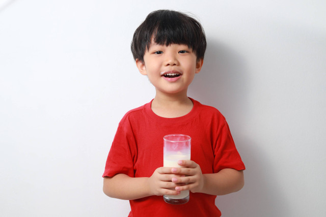 Ilustrasi pilih susu untuk anak. Foto: Shutterstock