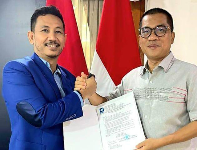 Ketua Dewan Pimpinan Daerah (DPD) PAN Kota Cirebon, Dani Mardani, saat menerima surat rekomendasi dari DPP PAN. Foto: Istimewa