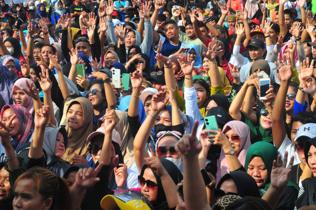 Sejumlah buruh mengikuti aksi damai memperingati Hari Buruh Internasional di Alun-alun Simpang Tujuh, Kudus, Jawa Tengah, Rabu (1/5/2024). Foto: Yusuf Nugroho/ANTARA FOTO