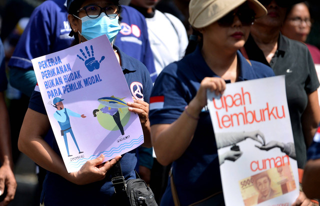 Peserta aksi yang tergabung dalam Aliansi Perjuangan Rakyat Bali mengikuti unjuk rasa peringatan Hari Buruh Internasional atau May Day 2024 di kawasan Renon, Denpasar, Bali, Rabu (1/5/2024). Foto: Fikri Yusuf/ANTARA FOTO