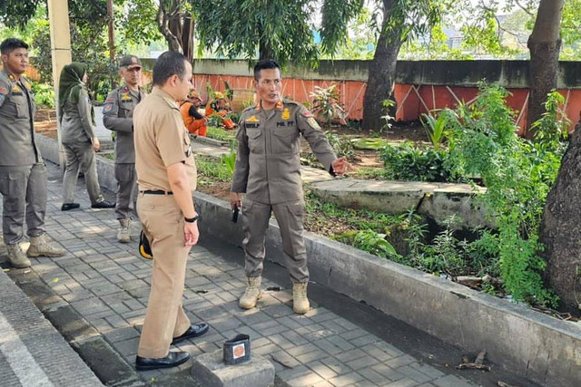 Petugas gabungan Kecamatan Grogol Petamburan melakukan bersih-bersih pada Ruang Terbuka Hijau (RTH) Jalan Tubagus Angke, Senin (29/4/2024). Foto: Instagram/@kotajakartabarat