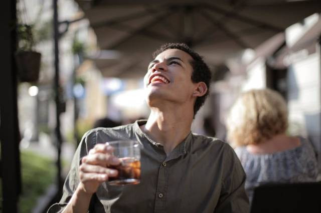 Ilustrasi bagaimana cara membuat cold brewing?, sumber foto: Andrea Piacquadio by pexels.com
