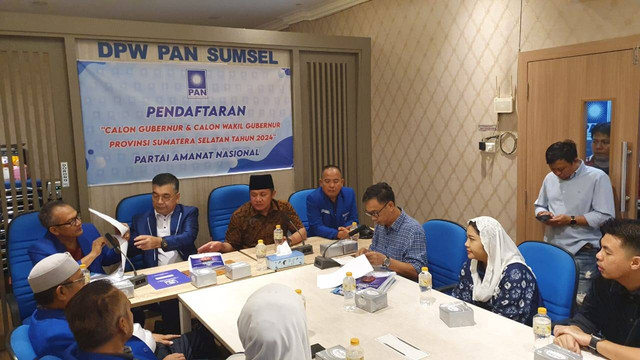 Herman Deru saat mengembalikan formulir pendaftaran balon Gubernur Sumsel di DPW PAN Sumsel, Foto : Istimewa