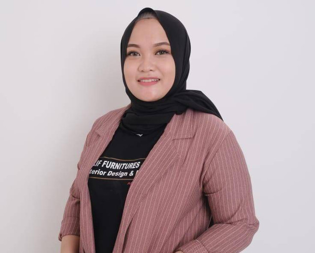 Suci Islamiah, ibu rumah tangga pemilik usaha mebel Natural Wood.