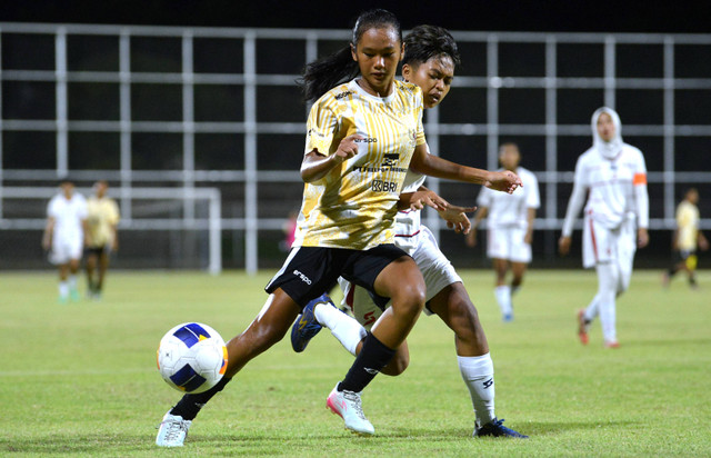 Pemain Timnas Wanita Indonesia U-17 Kika Ramadani (kiri) berebut bola dengan pemain Arema Women Intan Nurfaida (kanan) saat pertandingan uji coba di Stadion I Gusti Ngurah Rai, Denpasar, Bali, Rabu (1/5/2024). Foto: Fikri Yusuf/ANTARA FOTO