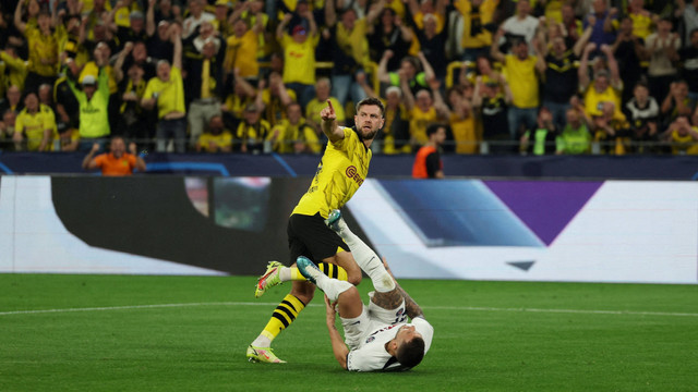 Niclas Fullkrug mencetak gol saat laga Borussia Dortmund vs Paris Saint-Germain (PSG) dalam semifinal leg pertama Liga Champions 2023/24 di Stadion Signal Iduna Park pada Kamis (2/5) dini hari WIB. Foto:  REUTERS/Thilo Schmuelgen