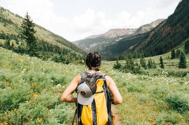 Rekomendasi Sepatu Hiking Wanita. Foto Hanya Ilustrasi. Sumber Foto: Unsplash.com/Holly Mandarich