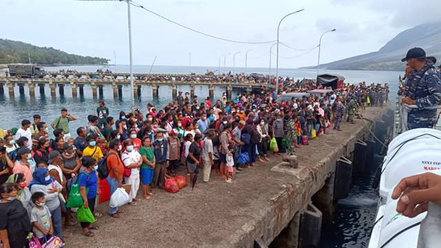 Warga di Pulau Tagulandang berdesak-desakkan di Pelabuhan untuk menunggu dievakuasi. Warga akan dievakuasi ke luar dari Pulau Tagulandang usai erupsi Gunung Ruang kembali terjadi pada Selasa (30/4) lalu. (foto: febry kodongan/manadobacirita)