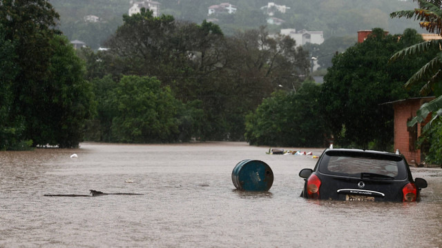 Hujan deras menyebabkan banjir maut di Brasil.  Foto: Diego Vara/Reuters