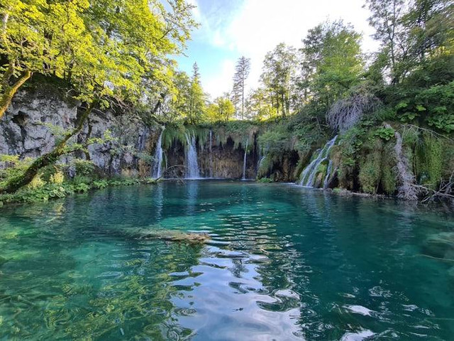 Air Terjun Waimarang (Foto hanya ilustrasi, bukan tempat sebenarnya) Sumber: unsplash.com/ Barbara Šipek