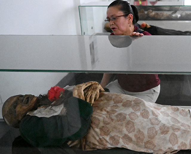 Clovisnerys Bejarano mengunjungi ibunya Saturnina Torres, yang meninggal pada tahun 1993 dan digali pada tahun 2001. Foto: Raul Arboleda/AFP