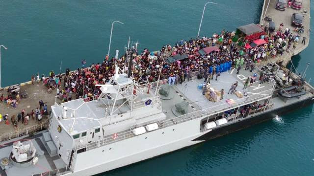 Foto udara di dermaga kapal Tagulandang, di mana warga berdesakan naik ke KRI Kakap 881, kapal yang akan mengevakuasi mereka dari Pulau Tagulandang setelah erupsi Gunung Ruang terjadi. (foto; febry kodongan/manadobacirita)