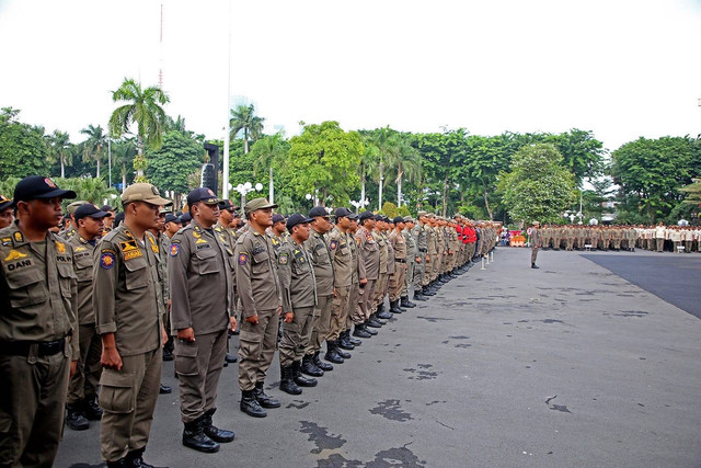 Apel personel Satpol PP Kota Surabaya di Balai Kota. Foto: Diskominfo Surabaya