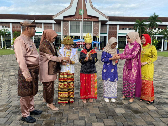 Pj Gubernur Kalbar, Harisson dan Kepala Dikbud Kalbar, Rita Hastarita memberikan tablet Fe kepada siswi SMA di Pontianak. Foto: Yulia Ramadhiyanti/Hi!Pontianak