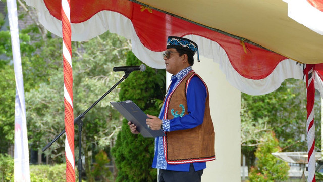 Sekda Sekadau memimpin upacara peringatan Hari Pendidikan Nasional. Foto: Dok. Diskominfo Kabupaten Sekadau