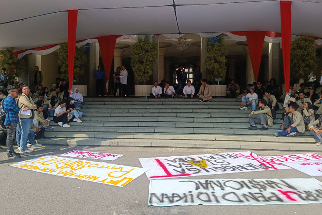 Sejumlah mahasiswa Universitas Gadjah Mada (UGM) menggelar aksi demonstrasi di Balairung UGM, Kamis (2/5/2024) Foto: Arfiansyah Panji Purnandaru/kumparan