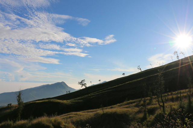 Bukit Tanarara. Foto Hanya Ilustrasi, Bukan Tempat Sebenarnya. Sumber Unsplash Ilham Hadiansyah