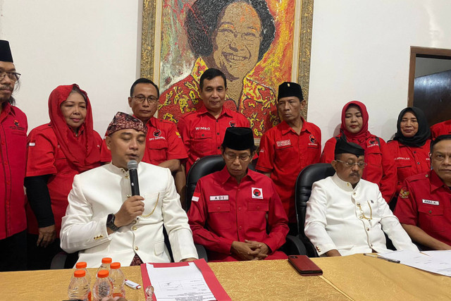 Wali Kota Surabaya Eri Cahyadi dan Wakilnya Armuji mengambil formulir pendaftaran maju sebagai Calon Wali dan Wakil Wali Kota Surabaya 2024 di kantor DPC PDIP Surabaya, Kamis (2/5/2024). Foto: Farusma Okta Verdian/kumparan