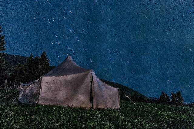 Piknik di Bawah Bintang, foto hanya ilustrasi, bukan gambar sebenarnya, Pexels/Bastian Riccardi