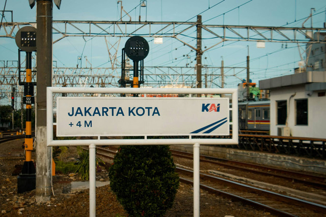 Ilustrasi persyaratan naik kereta api 2024. Foto: Raditya Dika Putra Mahardika/Unsplash