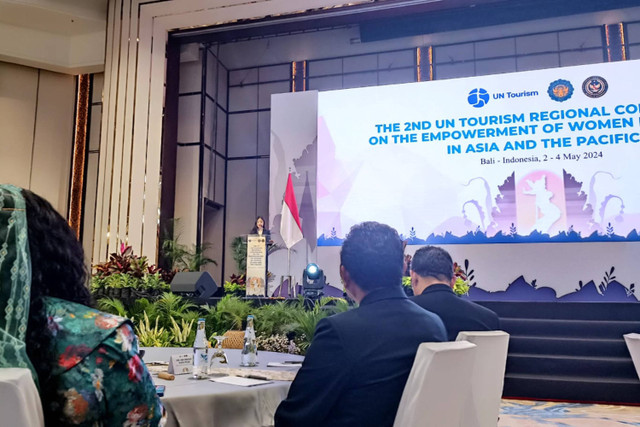 Wamenparekraf Angela Tanoesoedibjo saat membuka Konferensi Regional Pariwisata PBB ke-2, yang mengusung Pemberdayaan Perempuan dalam Pariwisata di Asia dan Pasifik di Bali International Convention Center, Kabupaten Badung, Bali, Kamis (2/5/2024) Foto: Denita BR Matondang/kumparan