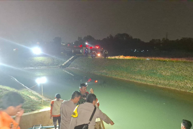 Polisi melakukan Olah TKP terkait tiga warga yang tewas tenggelam di danau proyek KIIC Karawang. Foto: Dok. kumparan