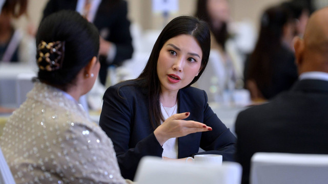 Wakil Menteri Pariwisata dan Ekonomi Kreatif Angela Tanoesoedibjo (tengah) berbincang dengan peserta saat pembukaan 2nd UN Tourism Regional Conference on the Empowerment of Women in Tourism in Asia and the Pacific di Nusa Dua, Badung, Bali. Foto: ANTARA FOTO/Fikri Yusuf