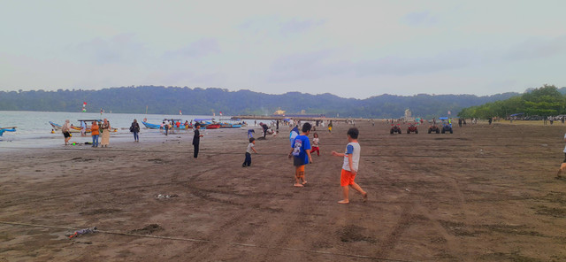Dokumentasi pribadi: suasana di pantai Teluk Penyu Cilacap