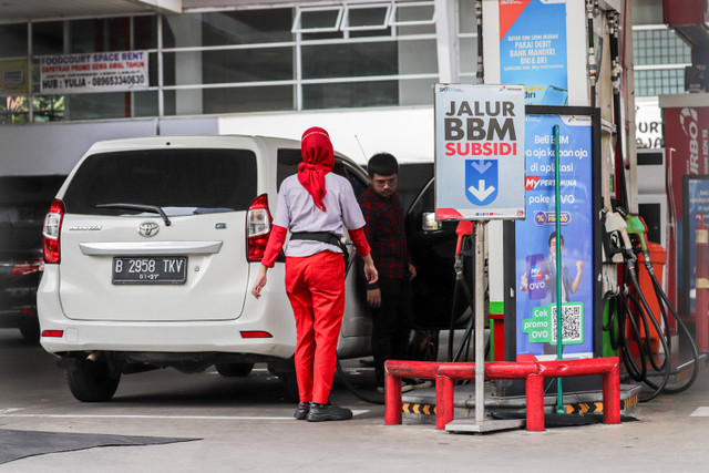 Ilustrasi pengisian bahan bakar di SPBU Pertamina Foto: Jamal Ramadhan/kumparan