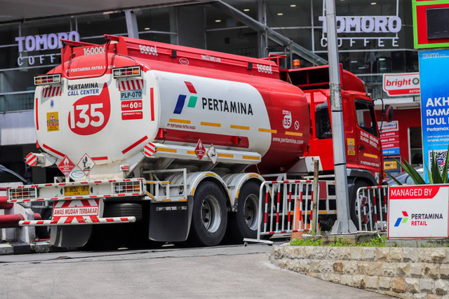 Ilustrasi pengisian bahan bakar di SPBU Pertamina Foto: Jamal Ramadhan/kumparan