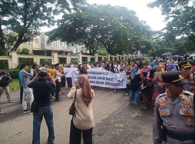 Aksi emak-emak di Bandar Lampung yang merasa dirugikan Perumahan Citra Garden.|. Foto: Istimewa 