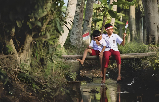 Ilustrasi: Kondisi Siswa di Pedalaman Indonesia. Sumber: shutterstock.com (https://www.shutterstock.com/id/image-photo/two-elementary-students-wearing-uniform-sitting-2184972951)