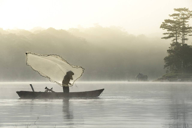 https://pixabay.com/id/photos/nelayan-penangkapan-ikan-danau-5389426/