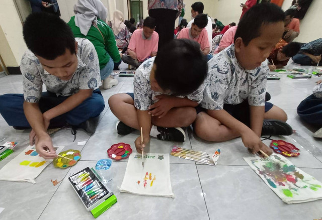 Anak-anak down syndrome sedang menghias tote bag. Foto: Masruroh/Basra