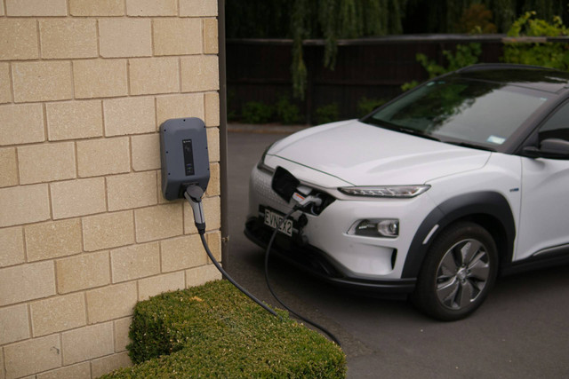 Ilustrasi dampak positif mobil listrik bagi lingkungan. Foto: Unsplash