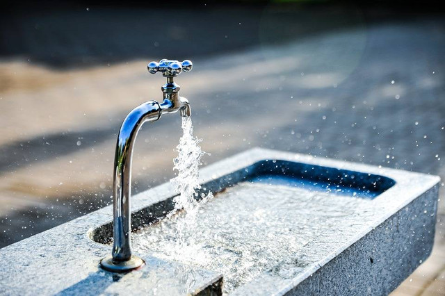 Ilustrasi tuliskan macam-macam penyebab berkurangnya air bersih - Sumber: pixabay.com/jonaskim