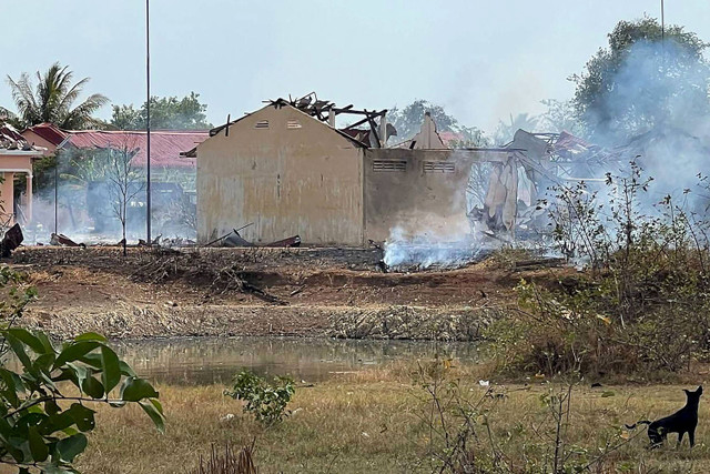 Asap mengepul dari gudang menyusul ledakan di pangkalan militer di provinsi Kampong Speu (27/4/2024). Foto: AFP