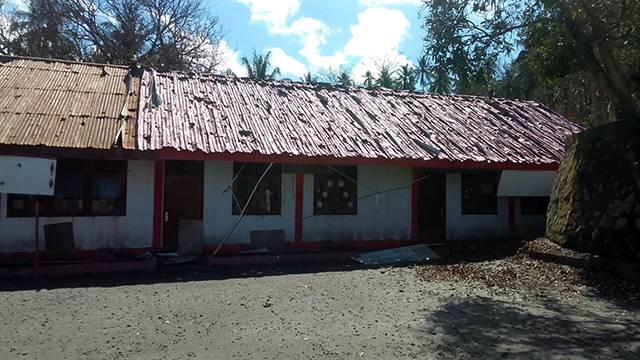 Salah satu bangunan sekolah di Desa Laingpatehi, Kecamatan Tagulandang yang rusak akibat terkena dampak erupsi Gunung Ruang.