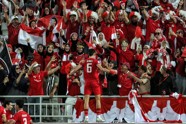 Selebrasi pemain Timnas Indonesia U-23 Ivar Jenner usai mencetak gol ke gawang Timnas Irak U-23 pada pertandingan perebutan tempat ketiga Piala Asia U-23 2024 di Stadion Abdullah bin Khalifa, Kamis (2/5/2024). Foto: KARIM JAAFAR/AFP