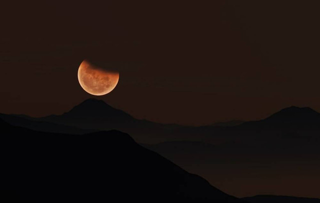 Ilustrasi Kedudukan Bulan pada Saat Terjadinya Gerhana Bulan Total        Sumber Unsplash/Mufid Majnun