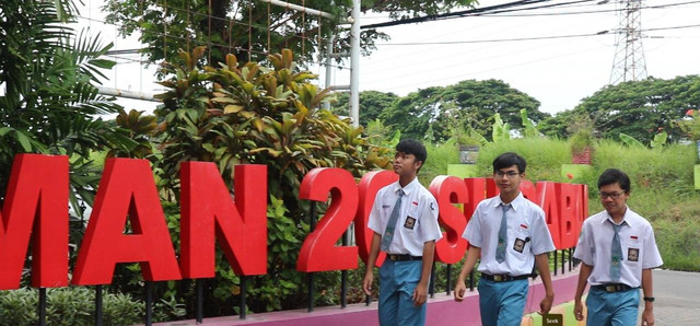 Tiga siswa SMAN 20 Surabaya yang berhasil meraih penghargaan di ajang International Creativity and Innovation Award (ICIA) 2024 kategori innovation challenge. Foto: Istimewa