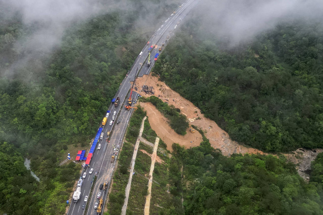 Foto udara jalan raya longsor di Meizhou, di provinsi Guangdong, Tiongkok selatan, pada 1 Mei 2024. Foto: STR / CNS / AFP