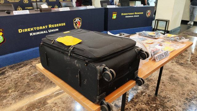 Koper dalam kasus "mayat wanita dalam koper", Jumat (3/5/2024). Foto: Jonathan Devin/kumparan