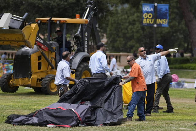 Petugas membongkar tenda di lokasi perkemahan pro-Palestina di kampus UCLA Kamis, 2 Mei 2024, di Los Angeles. Foto: AP/Ashley Landis