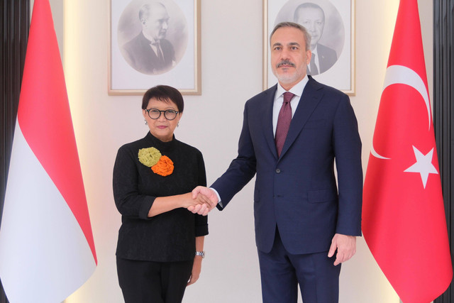 Menlu Retno Marsudi berjabat tangan dengan Menlu Turki Hakan Fidan saat bertemu di Ankara, Kamis (2/5). Foto: Dok. Kemlu
